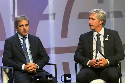 El Gobierno y los bancos comenzaron a debatir alternativas para ampliar el financiamiento en dólares a sectores que hoy tienen limitado el acceso