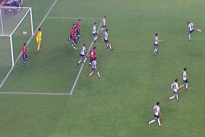 El gol anulado a Silvio Romero (centro), habilitado por el arquero y dos defensores de Corinthians