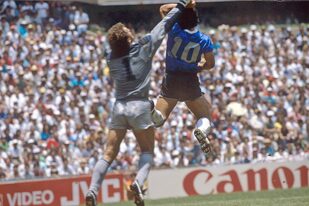 El gol con la mano que Maradona le hizo a los ingleses