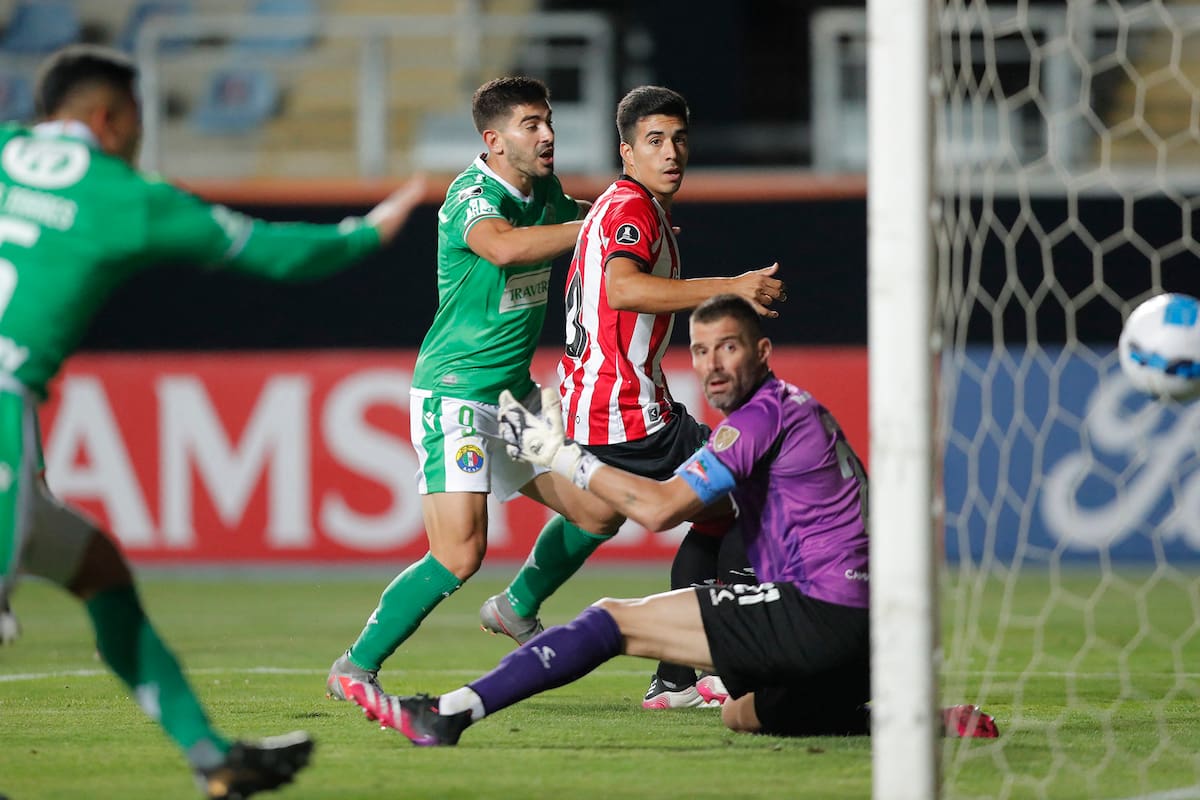 El gol de Audax Italiano, anotado por Henríquez, fuera de escena; lo celebra Lautaro Palacios, mientras Andújar se lamenta