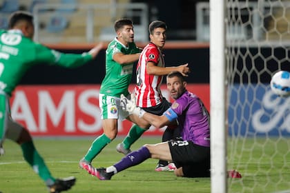 El gol de Audax Italiano, anotado por Henríquez, fuera de escena; lo celebra Lautaro Palacios, mientras Andújar se lamenta