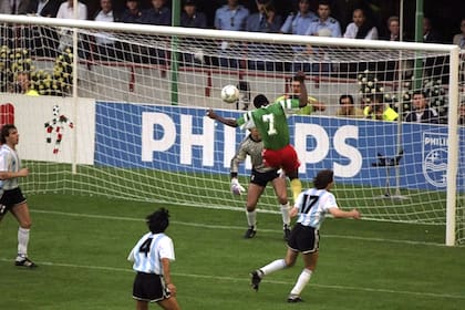 El gol de Biyik en el Mundial 90: Camerún le ganaba en la apertura al campeón de México 86