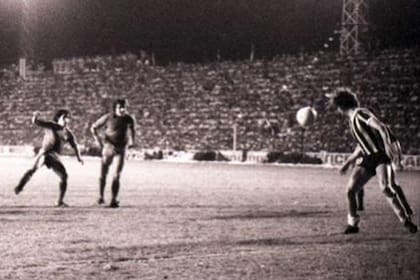El gol de Bochini, con tres jugadores menos