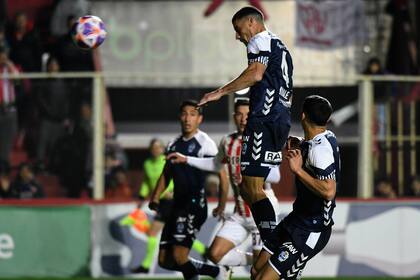 El gol de cabeza de Morales para Gimnasia ante el arquero Mele