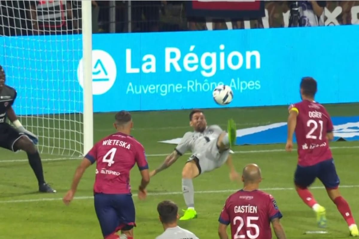 El gol de chilena de Messi, el quinto en la paliza de PSG a Clermont