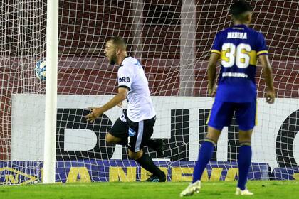 El gol de Claypole: Landaburu empieza el festejo tras enviar a la red un rebote que dio García