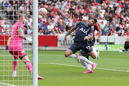 El gol de Cristian "Cuti" Romero para Tottenham ante Brentford; el defensor argentino había sufrido un golpe en la cabeza y fue reemplazado por precaución