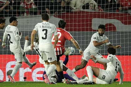 El gol de Estudiantes, apenas a los tres minutos: Alexis Castro se las ingenia para definir rodeado de jugadores de Corinhtians