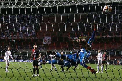 El gol de Fritzler, al ángulo después de un ligero roce en un rival