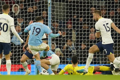 EL gol de Julián Álvarez inició la remontada del Manchester City, que perdía por 2-0 y ganó 4-2 ante Tottenham por la Premier League.