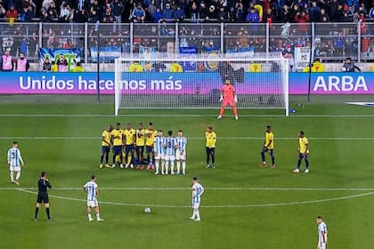 El gol de Lionel Messi, de tiro libre, que abrió el marcador ante Ecuador en el estreno de la eliminatoria sudamericana para el Mundial de 2026.