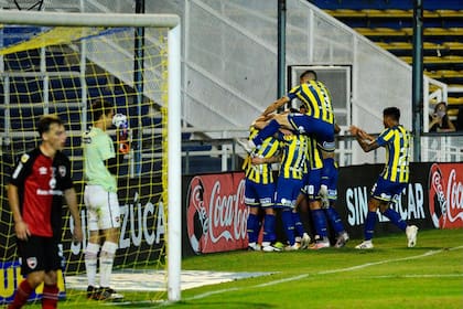 El gol de Marco Ruben durante el clásico que disputan Rosario Central y Newell's Old Boys