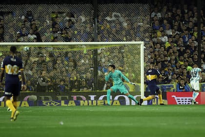 El gol de Matías Zaracho, ante la pasividad de la defensa local.