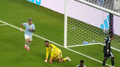 El gol de Maxi Araujo que resolvió el 1-1 frente a Mohammed Alowais, el arquero y gran figura