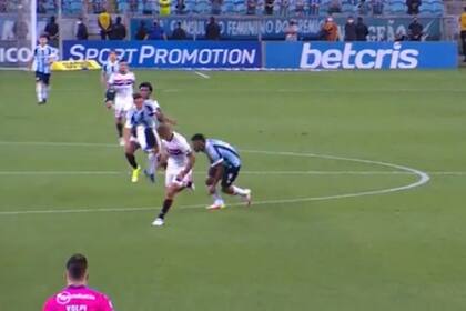 El gol de media cancha de Jhonata Robert para Gremio, que pelea por no descender en Brasil