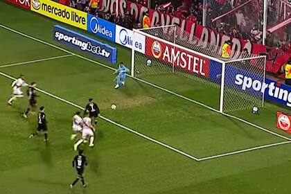 El gol de Montiel a Nacional Potosí (tras un rebote ante un penal atajado) ya no sería válido de aprobarse la reforma que evalúa la IFAB