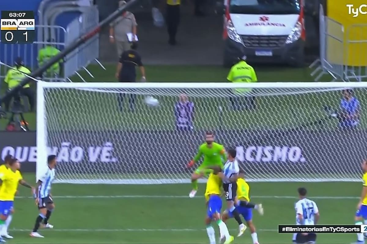 El gol de Nicolás Otamendi ante Brasil, saltando entre dos rivales