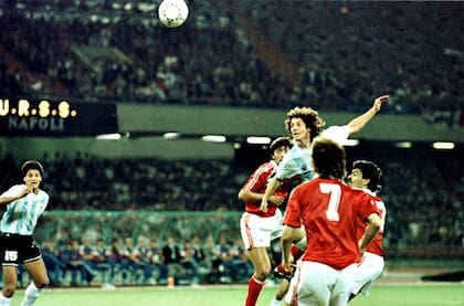 El gol de Pedro Troglio para la Argentina, de cabeza, ante la Unión Soviética; el mediocampista fue uno de los cinco cambios de Bilardo.