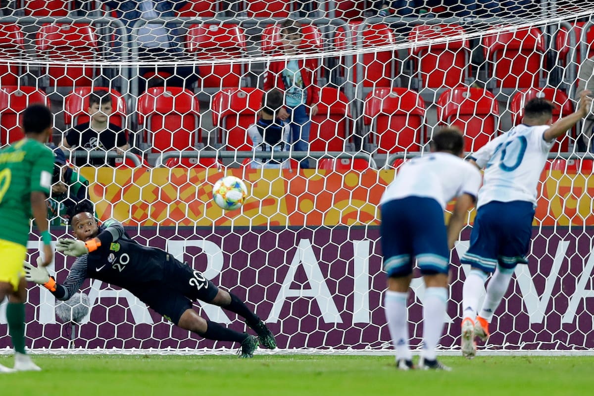 El gol de penal de Barco, que el árbitro sancionó con ayuda del VAR.