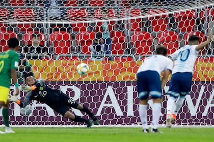 El gol de penal de Barco, que el árbitro sancionó con ayuda del VAR.