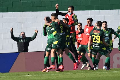 El gol de Rodrigo Contreras desató la locura en Florencio Varela: Defensa y Justicia perdía 0-2 con Gimnasia y lo dio vuelta en el minuto 49 del ST: ganó 3-2