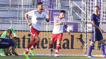El gol de Scocco, el empate parcial de River