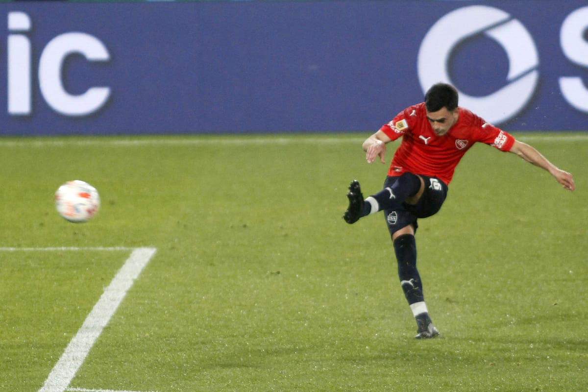 El gol de tiro libre de Alan Soñora para el 2-0 parcial de Independiente a Colón, por la 9ª fecha del Torneo 2021.