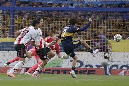 El gol de Zeballos que inició la debacle de River en la Bombonera