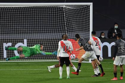El gol del Mineiro: Nacho ya metió el zurdazo esquinado y Armani no llega