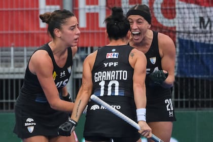 El gol festejado por María José Granatto y Julieta Jankunas, junto a Zoe Díaz
