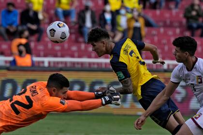 El gol nació de la confluencia entre un error del arquero Rafael Romo y un cabezazo a la carrera de Piero Hincapié
