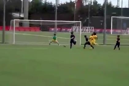 El gol que anotó Thiago Messi para FCB Escola, la juvenil academia de Barcelona