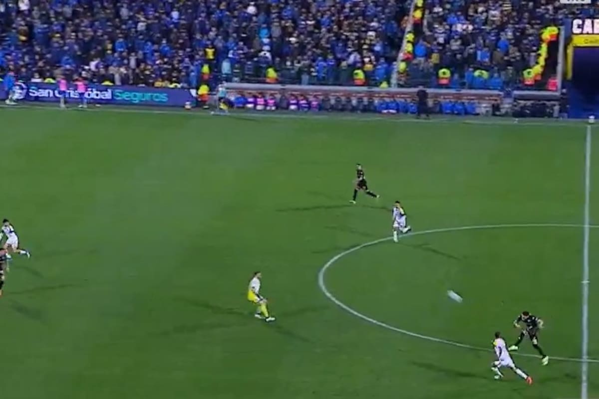 El golazo de Alan Sosa, que aprovecha el adelantamiento del arquero Ledesma para convertir desde la mitad de la cancha.