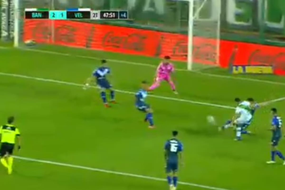 El golazo de Jesús Dátolo sobre el final para el triunfo de Banfield ante Vélez por 2-1