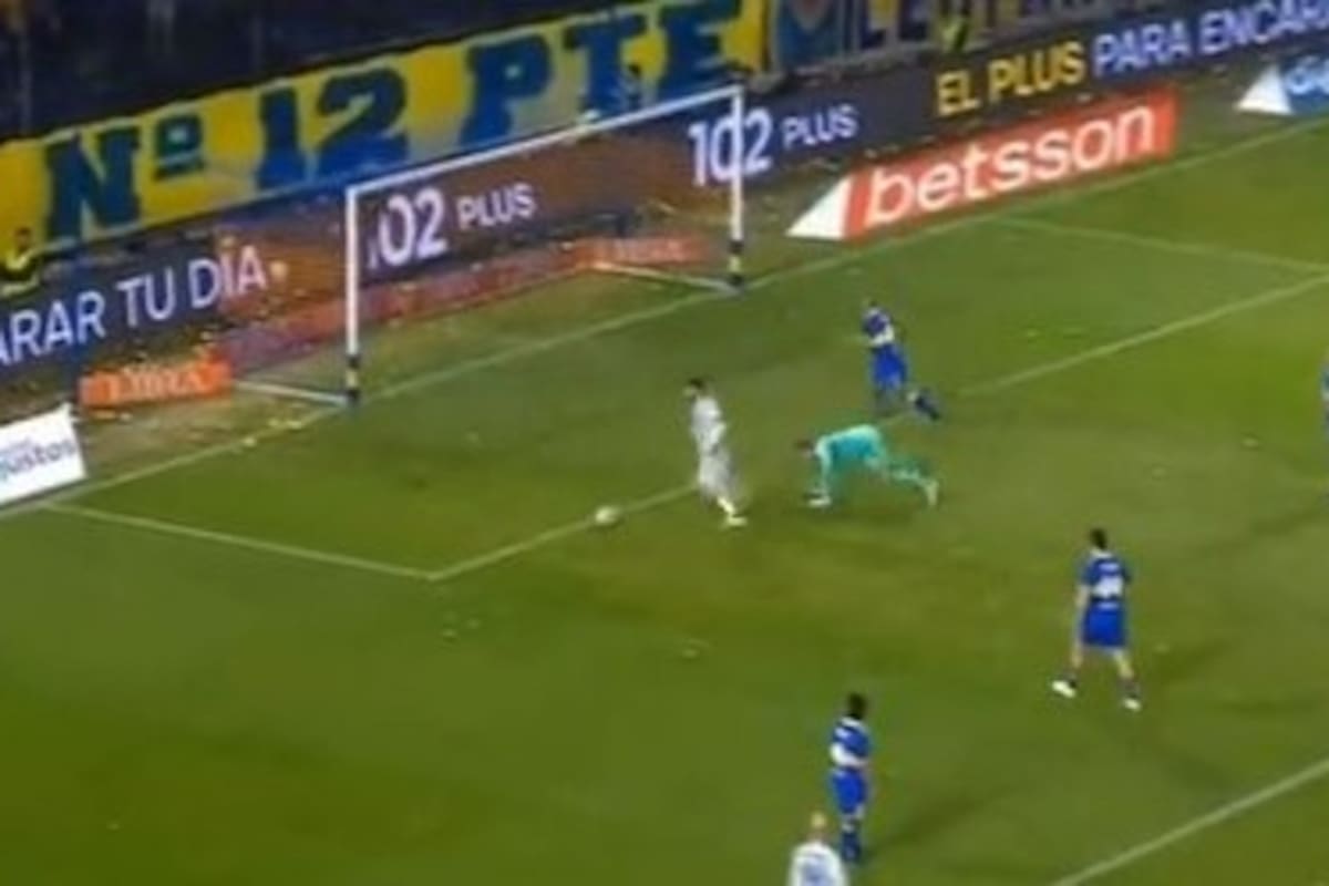 El golazo de Messi en la Bombonera, en la despedida de Riquelme, tras dejar en el camino a Navarro Montoya