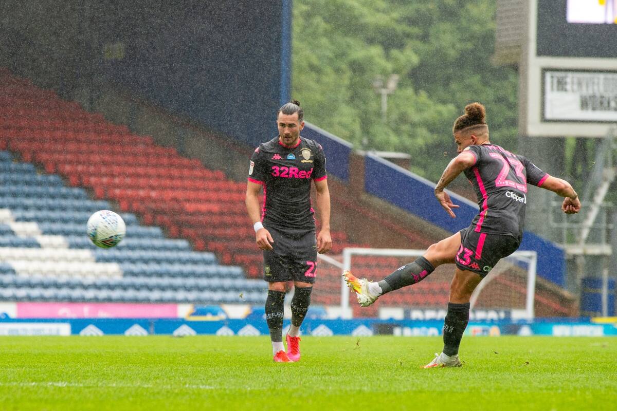 El golazo de tiro libre para el Leeds que lo acerca más al ascenso