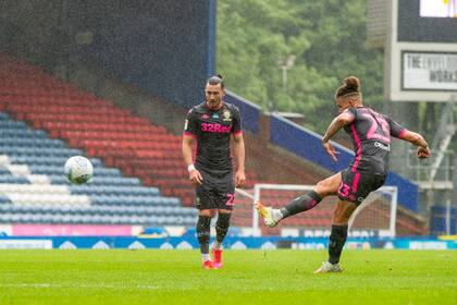 El golazo de tiro libre para el Leeds que lo acerca más al ascenso