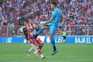 El goleador de la noche, Jonathan Alvez, presiona a De Olivera, arquero de Platense; Unión se impuso desde la exigencia del delantero uruguayo