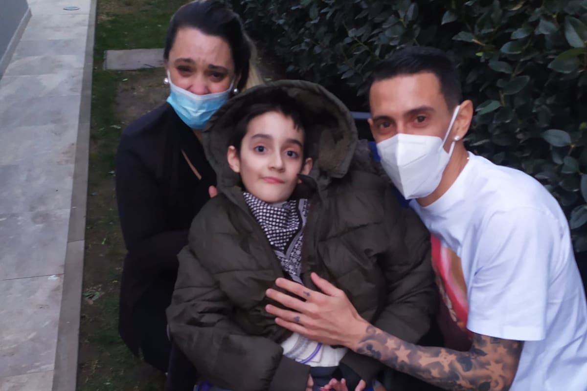 El goleador en la final de la Copa América cumplió el sueño de un pequeño, que sufre una enfermedad medular que lo dejó cuadripléjico, y quería conocerlo