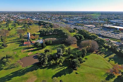 El golf club de Villa Adelina está pegado a la autopista Panamericana, a pocos minutos de la ciudad de Buenos Aires
