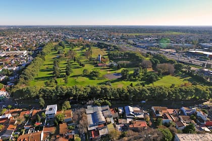 La cancha del golf club de Villa Adelina tiene seis hoyos y funciona en el predio bajo jurisdicción de las Fuerzas Armadas, aunque con administración de la AABE