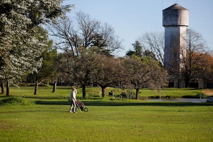 La cancha del golf club de Villa Adelina tiene seis hoyos y funciona en el predio bajo jurisdicción de las Fuerzas Armadas, aunque con administración de la AABE