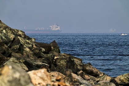 El Golfo de Omán cerca del estrecho de Ormuz, visto desde Khor Fakkan, Emiratos Árabes Unidos