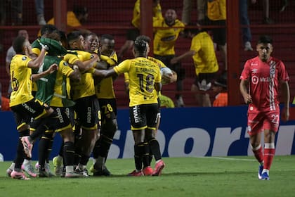 El golpazo que recibió Argentinos Juniors ante Barcelona de Ecuador terminó de impulsar los cambios. (Photo by JUAN MABROMATA / AFP)