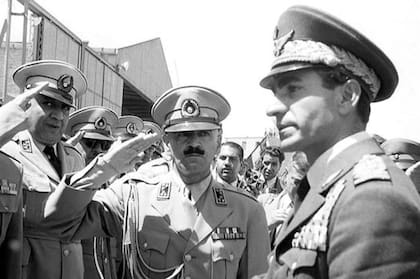 El golpe de estado propiciado por estadounidenses y británicos llevó de nuevo al poder a la monarquía en Irán de la mano del sha Mohamed Reza Pahlevi.