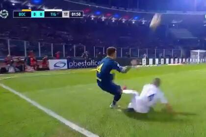 El golpe de Montillo a Buffarini en el arranque del partido; Pitana sólo sancionó la infracción, pero no amonestó al jugador de Tigre