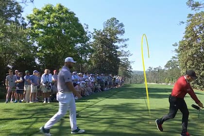 El golpe de Sergio García contra una heladera, tras destrozar el césped del tee de salida del 2; Rahm, detrás suyo, se dispone a pegar