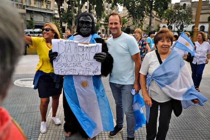El gorila de Florencio Varela en plaza de Mayo