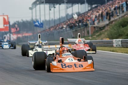 "El Gorila de Monza" con su March N° 9, girando en el circuito de Zolder en 1975. Un personaje pintoresco, querido y respetado por sus compañeros