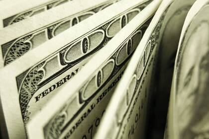 El "goteo" de la compra minorista preocupa al Gobierno por un motivo contundente: cada vez son más personas las que se vuelcan al mercado oficial para adquirir dólares